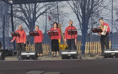 Zdjęcie do 30.04.2022r Zesp&oacute;ł Bell Canto na pikniku charytatywnym na rzecz Wojciecha Więckowskiego.